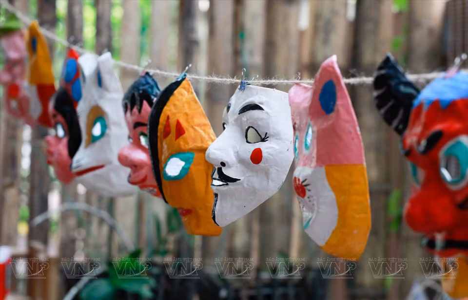 Des masques traditionnels en papier mâché. Photo : VNP