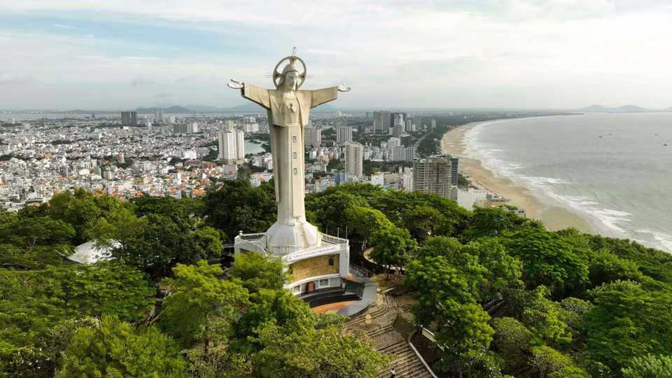 La statue monumentale de Jésus-Christ est visible de toutes les coins de la ville. Photo : VNA
