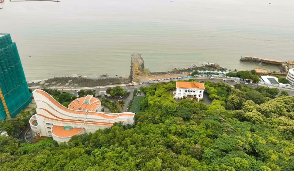Sur l’avenue Tran Phu, dans l’arrondissement No 1, ville de Vung Tau (à une centaine de km de Hô Chi Minh-Ville), une villa blanche, à la toiture rouge qui donne sur la mer, attire le regard des touristes. Cette édifice est peint en blanc d’où son surnom « Villa Blanche ». C’est un lieu incontournable pour les touristes visitant la ville côtière de Vung Tau. Photo : VNA