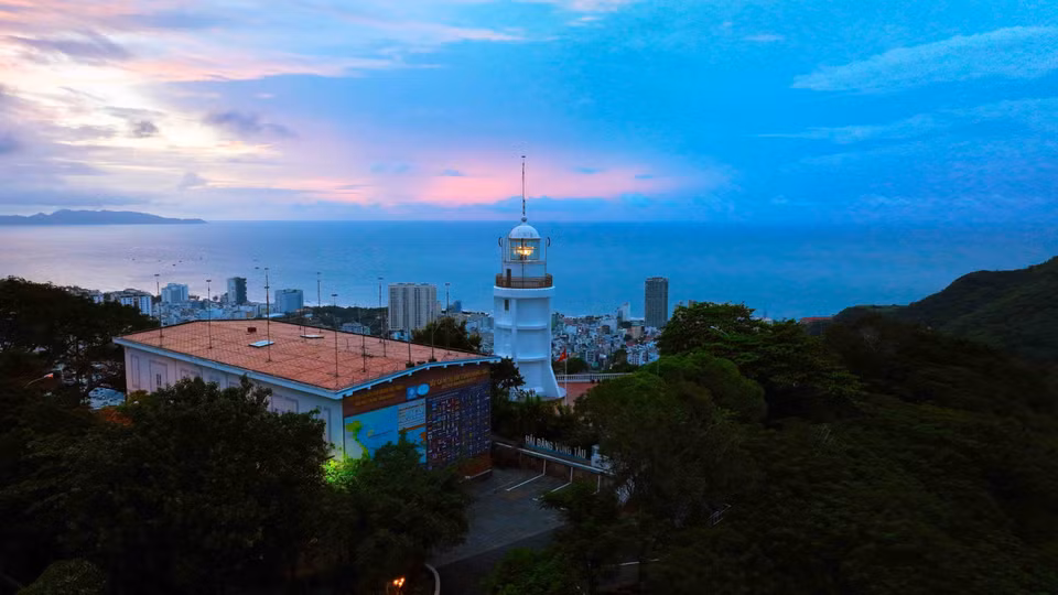 Le phare de Vung Tau se trouve au sommet de la Petite montagne (nui Nho) de la ville de Vung Tau. Situé à une altitude de 170m au-dessus du niveau de la mer, ce phare a pour but de servir d'aide à la navigation et de guider les navires qui passent par l’embouchure de Cân Gio. Le phare de Vung Tau a été le premier du genre au Vietnam. Construit en 1862, puis reconstruit par les Français en 1913, il conserve encore son ancienne architecture. Photo : VNA