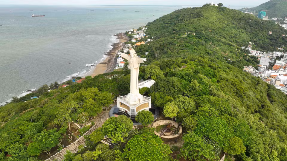 Mesurant 32 m de haut, avec des bras tendus d’une envergure de 18,4 m, la statue monumentale représentant Jésus-Christ a établi le record de « la plus grande statue de Jésus-Christ du Vietnam ». Il s’agit d’un site incontournable de la ville de Vung Tau (anciennement « Cap Saint-Jacques »). Du pied de la statue, un escalier en colimaçon de 133 marches mène à la station d’observation située sur les épaules de celle-ci. La construction du Christ de Vung Tau a commencé en 1972 et a été suspendue pendant 20 ans. Elle n’a été inaugurée qu’en 1994. Photo : VNA