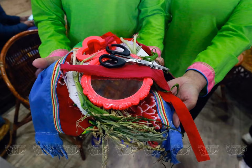 Selon les coutumes traditionnelles, les marieuses du marié apportent des objets symbolisant la chance et la prospérité à offrir à la mariée le jour du mariage. Photo : VNP