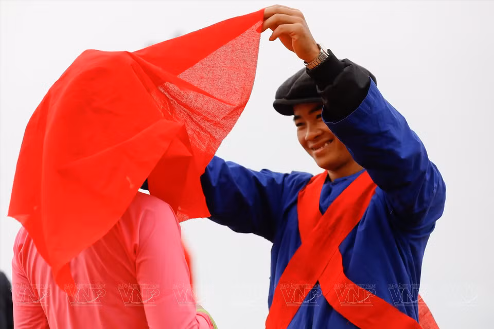 Le couple est rempli de joie lorsque le marié enlève le foulard de la mariée, signalant le début de leur vie conjugale. Photo : VNP