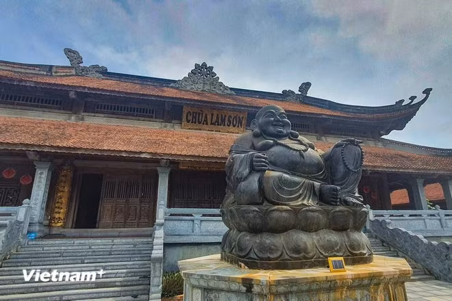 La grande statue du Bouddha Maitreya au milieu de la cour de la pagode est faite à partir du corindon saphir. Photo : VietnamPlus