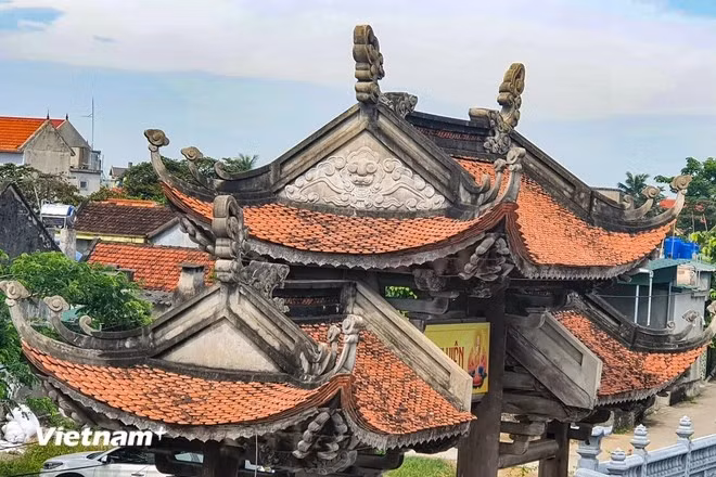 Toit de la porte de la pagode Lam Son. Photo : VietnamPlus