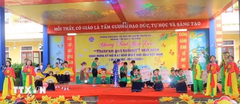 Des élèves de l'école primaire 1 du bourg de Thach Ha (Thach Ha, Ha Tinh) interprètent des chants populaires ví et giặm. Photo : VNA
