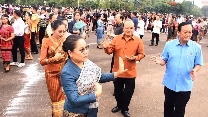 La danse traditionnelle laotienne Lamvong est largement pratiquée parmi le peuple laotien (Photo : Paxaxon)