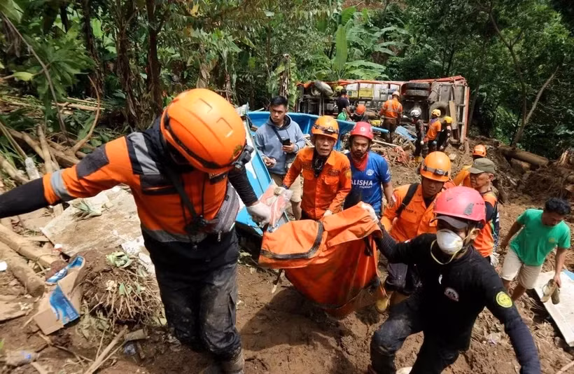Des secouristes transfèrent le corps d'une victime sur le site d'un glissement de terrain dans le village de Cisarakan, dans la régence de Sukabumi, dans la province de Java occidental, en Indonésie, le 7 décembre. (Photo : Xinhua)