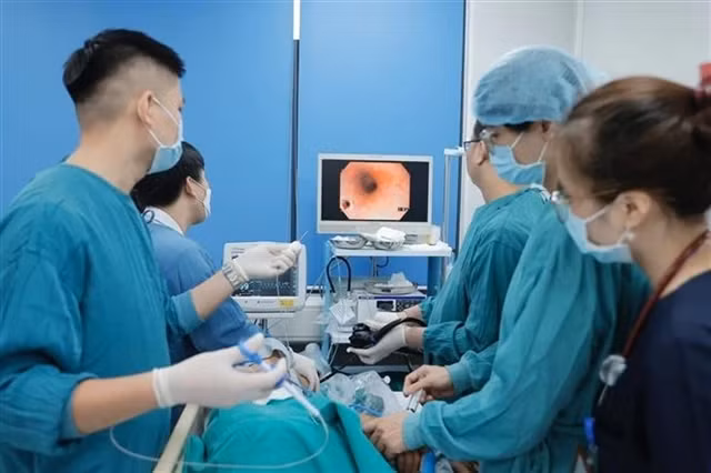 Des médecins effectuent une intervention chirurgicale au service d'endoscopie de l'hôpital Bach Mai à Hanoi. (Photo : VNA)