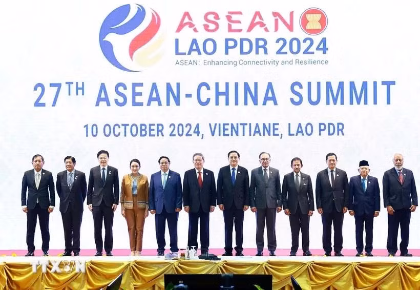Le Premier ministre Pham Minh Chinh (cinquième à gauche), les chefs des délégations de l'ASEAN et le Premier ministre chinois Li Qiang prennent une photo de groupe (Photo : VNA)