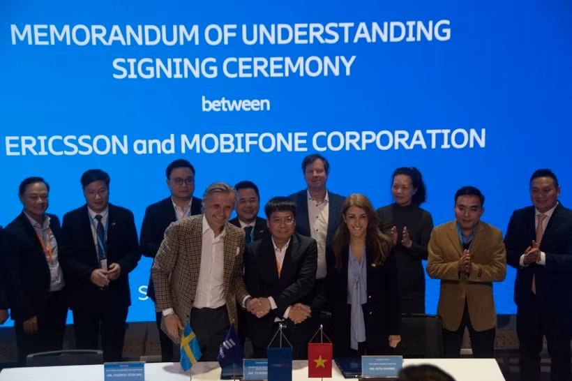 Des représentants d'Ericsson et de MobiFone ont signé le protocole d'accord. (Photo avec l'aimable autorisation d'Ericsson) . 