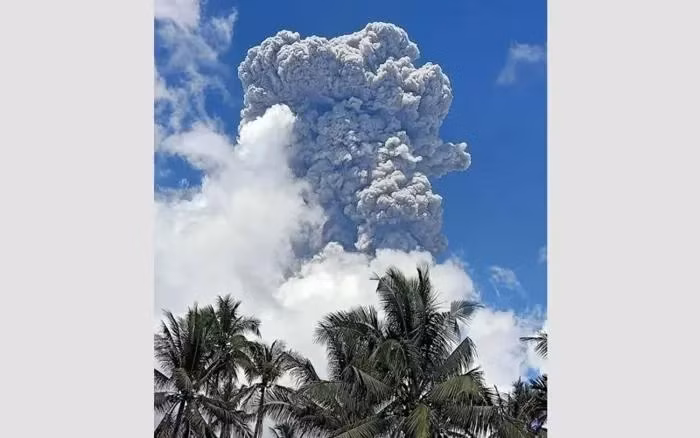 L'éruption expulse également du sable, emporté vers l'ouest par le vent. (Photo : Bernama)
