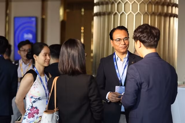 Des représentants d'entreprises discutent en marge d'un forum sur les cartes co-marquées au Vietnam. (Photo avec l'aimable autorisation de Visa Vietnam)