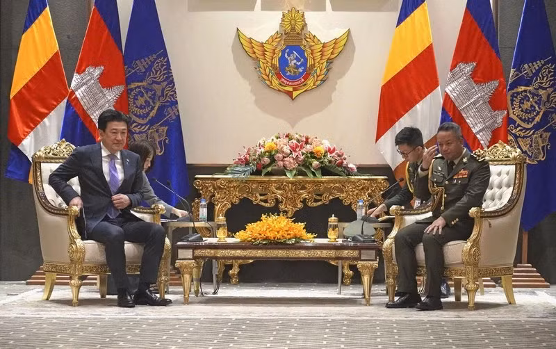 Le ministre japonais de la Défense, Minoru Kihara (gauche) et son homologue cambodgien, Tea Seiha. Photo : Kyodo