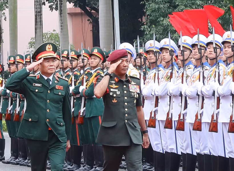 Le général Tan Sri Datuk Seri Mohammad bin Ab Rahman, chef des Forces de défense malaisiennes en visite au Vietnam. Photo : VNA