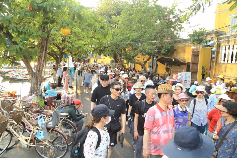 Visiteurs sud-coréens à Hoi An lors des vacances du 30 avril et du 1er mai. Photo: baoquangnam.vn