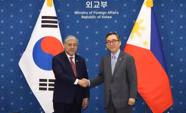Le ministre sud-coréen des Affaires étrangères Cho Tae-yul (à droite) serre la main de son homologue philippin, Enrique Manalo, avant leurs entretiens à Séoul le 7 août. (Photo : Yonhap)