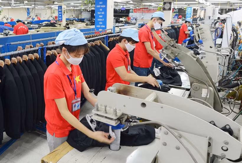 Production d'habillements pour l'exportation chez May10. Photo : hanoimoi.vn