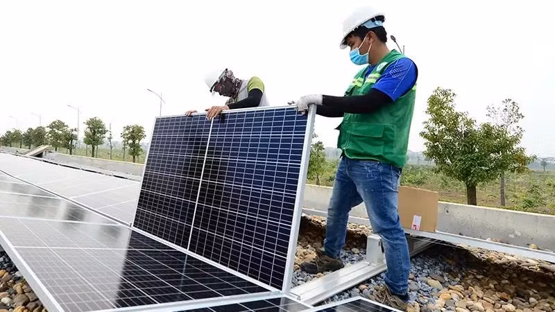 Installation de panneaux solaires sur le toit de l'usine d'eau de surface de la rivière Duong (Hanoï). Photo: Nhan Dan