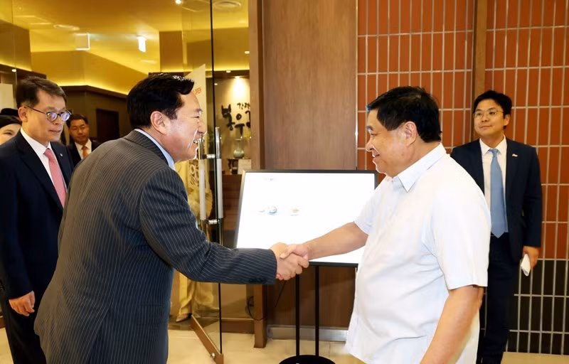 Le ministre du Plan et de l'Investissement, Nguyen Chi Dung (droite), et le président de la KBIZ, Kim Ki-moon. Photo: MPI