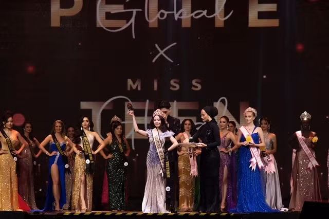 La représentante vietnamienne de Miss Petite Global 2024, Lê Trang Ngân, a remporté le titre de Miss Petite Global Asie 2024. Photo : thanhnien.vn