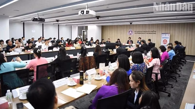 Les participants à la conférence tenue à Bangkok le 29 octobre (Photo : VNA)