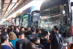 Une atmosphère d'effervescence règne à la gare routière Nuoc Ngâm, à Hanoi, le 29 août. Photo : VNA