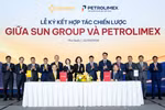 Nguyên Manh Quân, directeur général adjoint de Sun Group, et Nguyên Quang Dung, directeur général adjoint de Petrolimex, signent un accord de coopération stratégique entre les deux groupes. Photo : Petrolimex