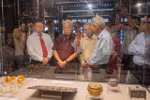 Visiteurs à l'’exposition «Héritage doré – Convergence de la quintessence». Photo: baophapluat.vn