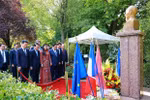 Le Premier ministre Pham Minh Chinh et la délégation vietnamienne ont déposé des fleurs en hommage au président Hô Chi Minh devant sa statue, située dans l’Espace Hô Chi Minh, au parc de Montreau, à Montreuil, en France, le 11 juin au matin. Photo : VNA