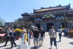Touristes étrangers visitant l'ancienne capitale de Huê. Photo: VNA