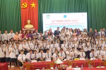 Représentants et élèves posent lors de la cérémonie de remise du LabelFrancÉducation, à Cân Tho, le 11 mars. Photo : VNA