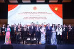 Le secrétaire général du Parti Tô Lâm et son épouse Ngô Phuong Ly au concert célébrant le 70e anniversaire des relations diplomatiques entre le Vietnam et l’Indonésie. au Ciputra Artpreneur à Jakarta, le 9 mars. Photo: VNA