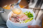 Depuis son apparition, le pho a toujours occupé une place importante dans la gastronomie des Hanoïens et, plus généralement, de tous les Vietnamiens. Photo: NDEL