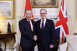 Le secrétaire général du Parti communiste du Vietnam (PCV), Tô Lâm (gauche), et le Premier ministre britannique, Keir Starmer. Photo: VNA