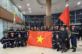 Les secouristes du ministère vietnamien de la Sécurité publique arrivent au Myanmar. Photo: VNA