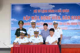 La cérémonie de remise de 32 pêcheurs du bateau QNa 90859 TS. Photo: VNA