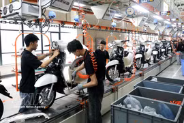 Une chaîne de production de l’usine intelligente de YADEA Vietnam, représentant un investissement de plus de 100 millions de dollars, dans la zone industrielle de Tan Hung, province de Bac Ninh. Photo : VNA