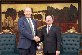Le vice-Premier ministre Ho Quoc Dung (droite) et Mark Armstrong, directeur commercial du groupe français Pasqal pour l’Europe, le Moyen-Orient, l’Afrique et l’Asie-Pacifique. Photo: chinhphu.vn