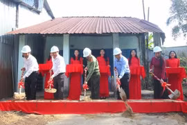 Lancement du programme d'élimination de l'habitat précaire à ville de Vi Thanh, province de Hâu Giang. Photo: VNA