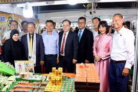 Des délégués à la foire. Photo: dangcongsan.org.vn