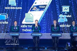 Le Premier ministre Lê Minh Hung et les délégués lors du lancement de la plateforme numérique de l'Association des PME du Vietnam. Photo: VNA
