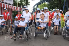 De nombreuses personnes handicapées constituent des exemples remarquables de courage et de persévérance pour surmonter les difficultés de la vie, s’intégrer pleinement à la communauté et être reconnues et honorées dans tous les domaines de la société. Photo: VNA