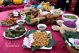 Un repas traditionnel reflétant profondément la culture de l’ethnie Thaï à Diên Biên. Photo: VNA