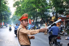 La Police municipale de Hanoï mène un plan de régulation et de réorganisation de la circulation sur de nombreux axes stratégiques de la capitale. Photo: VNA