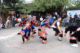 Les habitants de Lô Lô Chaải (province de Tuyên Quang) se joignent à une danse traditionnelle, attirant de nombreux visiteurs. Photo: VNA