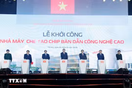 Cérémonie de lancement de la construction de la première usine vietnamienne de puces au Parc technologique de Hoa Lac à Hanoi, avec une production expérimentale prévue pour 2028. Photo: VNA