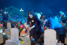 La vice-présidente de la République Vo Thi Anh Xuân rend hommage aux héros martyrs à Nghe An. Photo: VNA