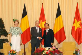 Nguyên Van Nên, membre du Bureau Politique et secrétaire du Comité du Parti de Hô Chi Minh-Ville (droite) et le roi Philippe de Belgique et la reine Mathilde, en visite d'État au Vietnam. Photo: VNA