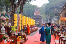 Rites traditionnels de la cour impériale sous le thème « Tống cựu nghinh tân » (dire adieu à l’ancien, accueillir le renouveau). Photo: VNA
